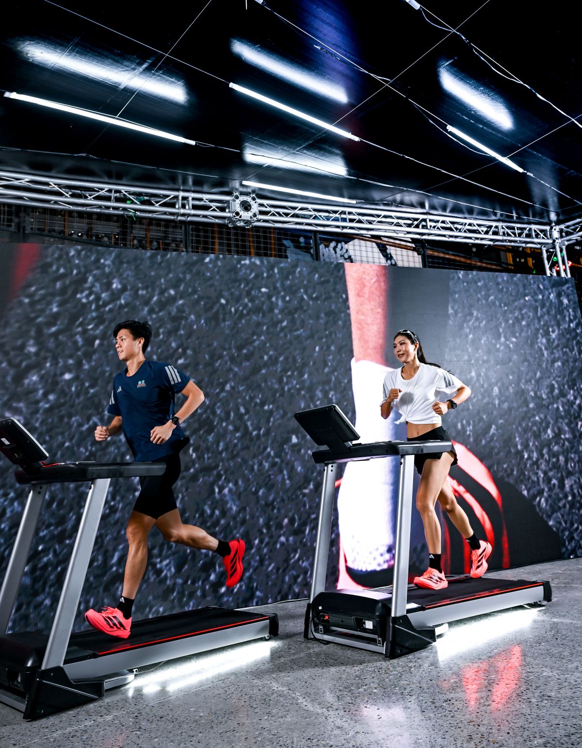 跑者可於《adidas House Of Speed 破速特區》破速實測室登上跑步機進行動態實測，現場同步捕捉跑步動態生成專屬個人的破速動態攝影。官方提供