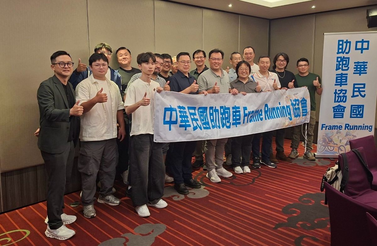 中華民國助跑車協會正式成立大合照。官方提供