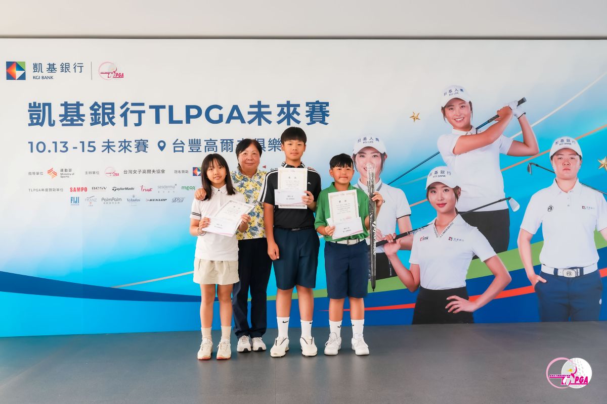 Tlpga理事長黃璧洵(左2)與業餘C組前三名選手一同合影。Tlpga/葉勇宏攝