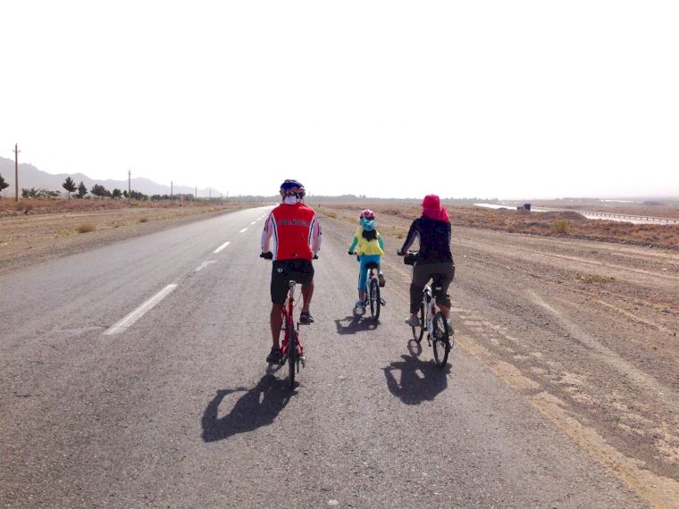 10歲的呂艾琳，全家一起騎。單車環球壯遊聯盟提供