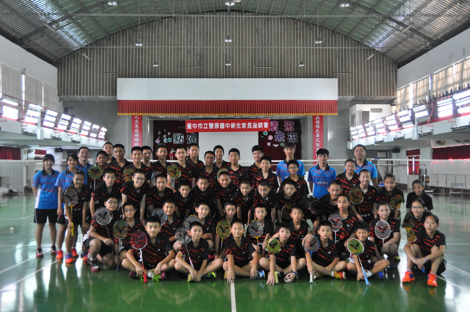 豐原國中是中部羽球發展重鎮，教練劉佳城（後排左三）扮演重要角色。