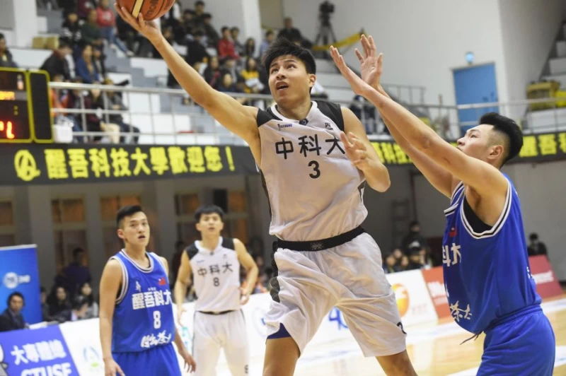 中科大中鋒陳丙霖16分、14籃板,連3場、12度「雙十」。大專體總提供
