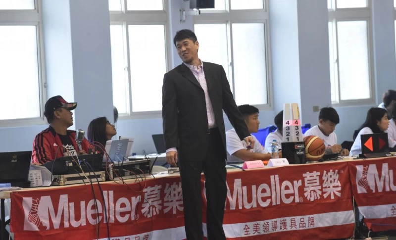 國體大教頭桑茂森對決勝期幾聲哨音極度不滿。大專體總提供