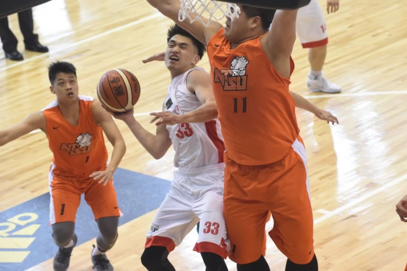 國體大王柏智嚴防下台師大盧冠軒決勝期底線三分球、跳投連飆關鍵5分。大專體總提供