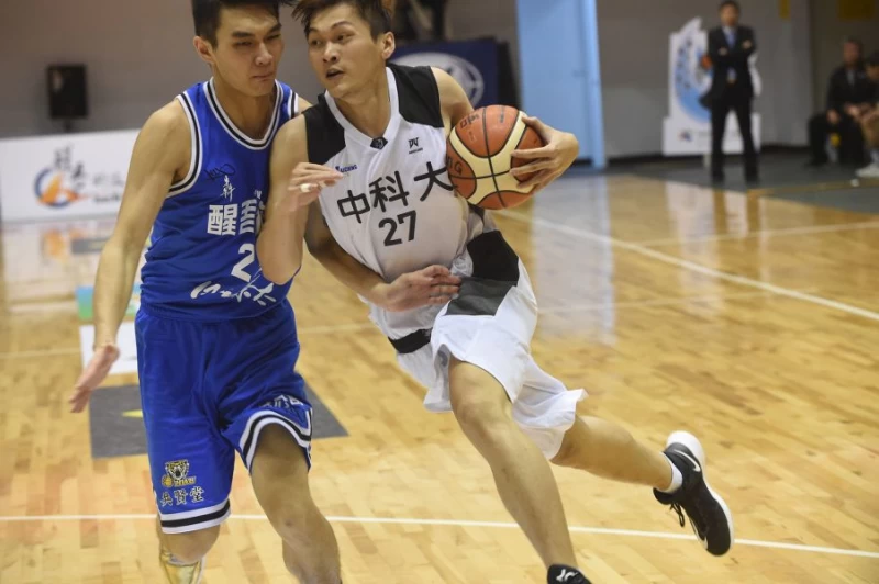 潘璞三分球6投中3得21分、11籃板,2度「雙十」。大專體總提供