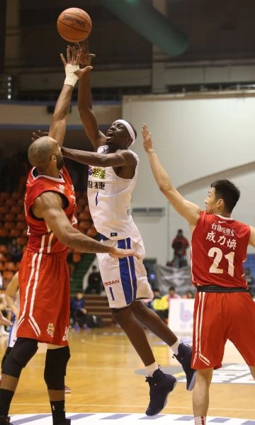 賀夫(右2)表現是勝負成敗重任。SBL提供