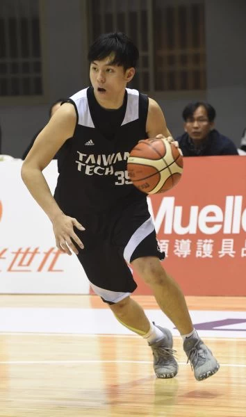 台科大大四畢業生劉博仁UBA最後一戰本季最高22分及10籃板,首度「雙十」。大專體總提供