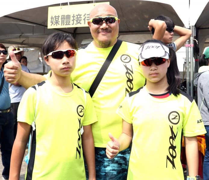 巴掌仙子雙胞胎陳均婕、陳均妤和教練爸爸陳紹璋。林嘉欣/攝影。