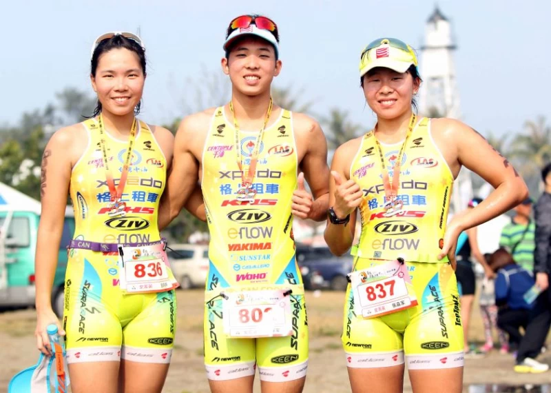 張家班三姐弟張婷婷(左)、姐姐張嘉家(右)和弟弟張家豪。林嘉欣/攝影。