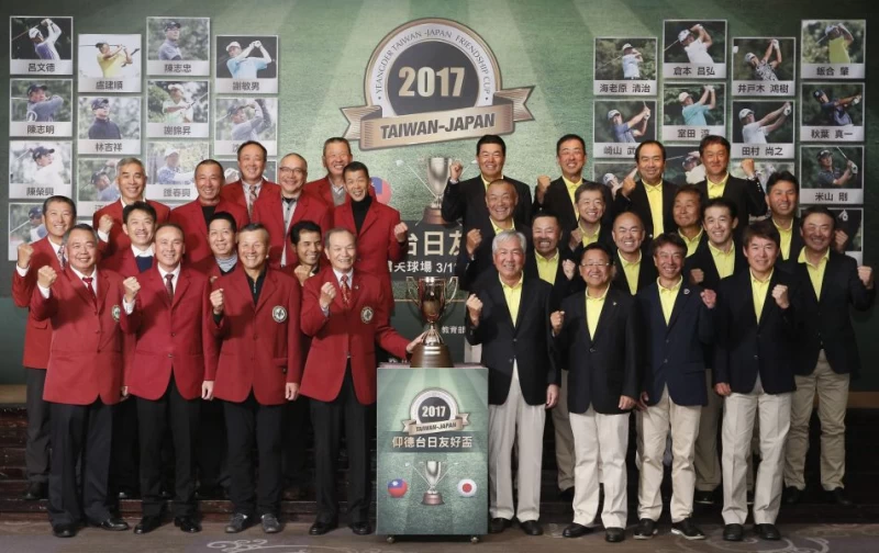 台灣隊(左紅外套)與日本隊合影。大會提供