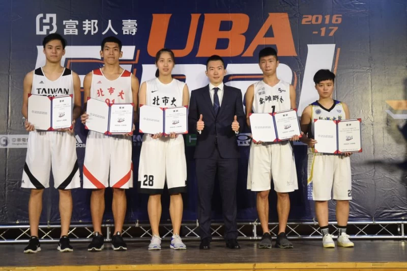 UBA頒發英語檢定獎學金。大專體總提供