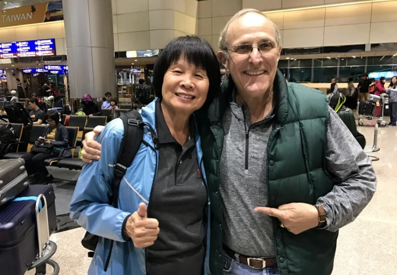 美國馬拉松先生Tracy Sundlun(右)和紀政喜相逢。鄭世忠／提供。