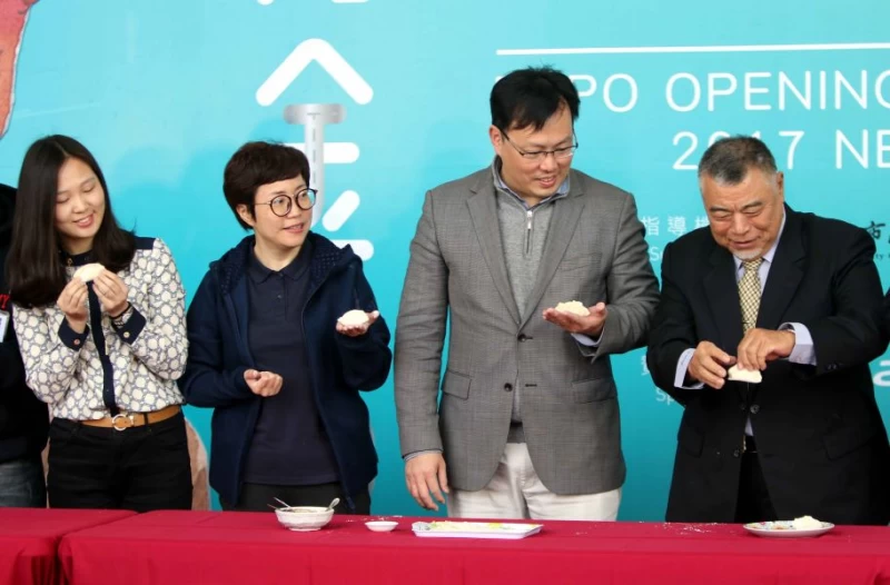 貴賓們互們觀摩彼此手包的金元寶。林嘉欣／攝影。