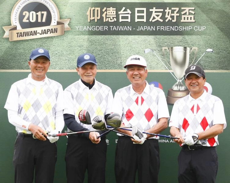 首回合台灣隊長謝敏男(左2)與盧建順聯手擊敗日本隊長海老原清治(右2)與倉本昌弘。