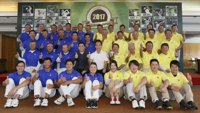 仰德集團董事長許育瑞(白上衣)與林口球場董事長蔡萬來(深色上衣)與兩隊選手合影。圖/大會提供