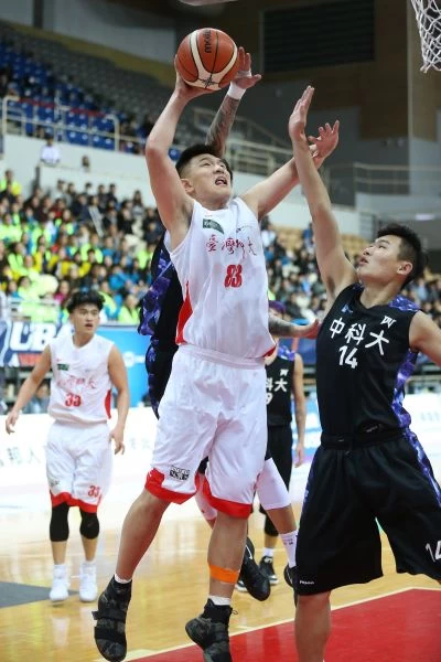 台師大中鋒勤明慶扮板凳奇兵。大專體總提供