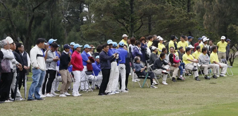 大批球迷與選手們在最後一洞引頸以待勝負最具關鍵的最後一組打上果嶺。圖/大會提供
