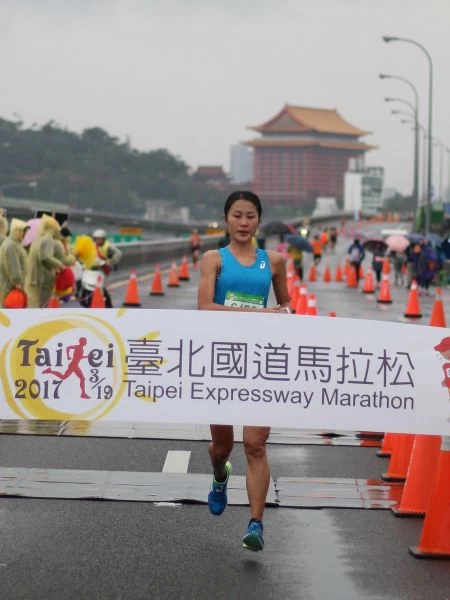 負傷登場,摘下后冠。國內女子半馬好手傅淑萍克服傷痛困擾,首次參加臺北國道馬拉松就拿下半程馬拉松女子組冠軍。(主辦單位提供)
