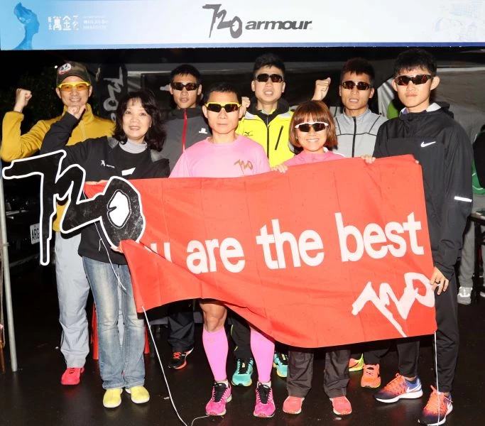 720one跑團成員出發前互相打氣。720armour運動眼鏡/提供。