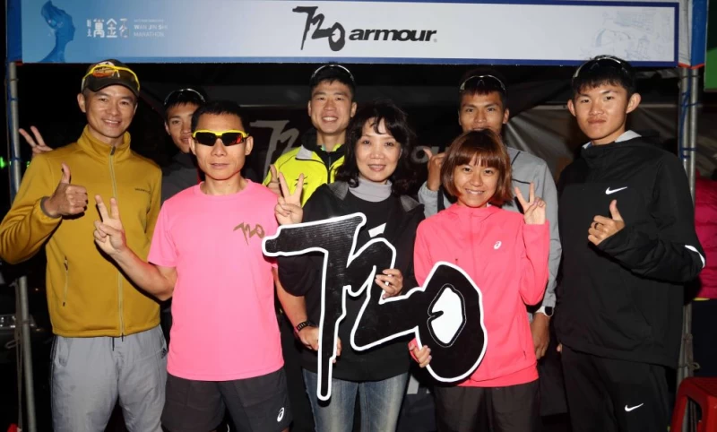 720one跑團成員出發前互相加油打氣。720armour運動眼鏡/提供。