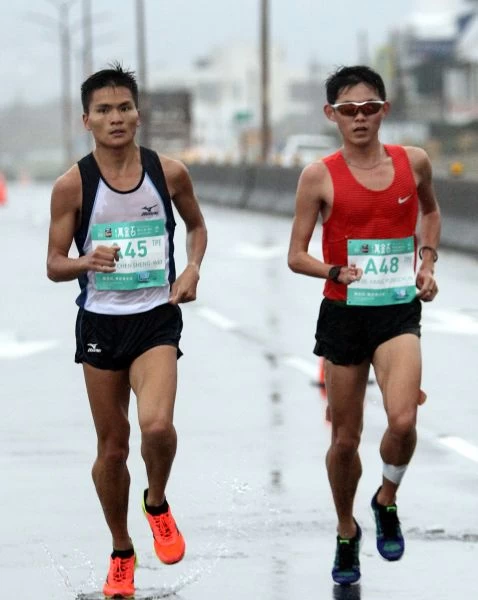 720one跑團陳聖崴(左)和楊永均。720armour運動眼鏡/提供。