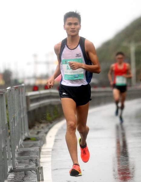 720one跑團陳聖崴在萬金石馬拉松國內組排第三。720armour運動眼鏡/提供。