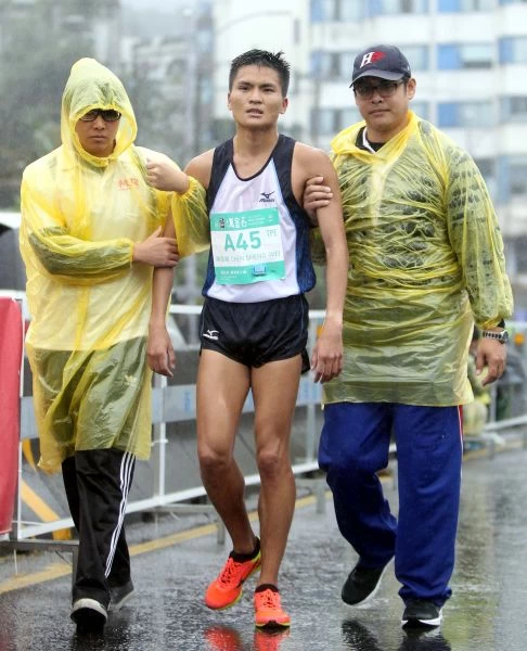 720one跑團陳聖崴(中)在工作人員摻扶下前往醫護站。720armour運動眼鏡/提供。