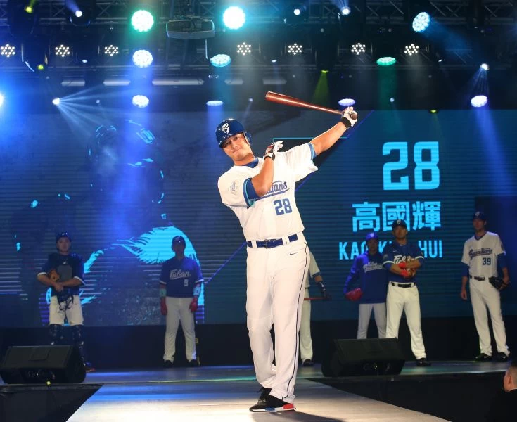 富邦悍將高國輝穿著新球衣亮相。圖/李天助攝