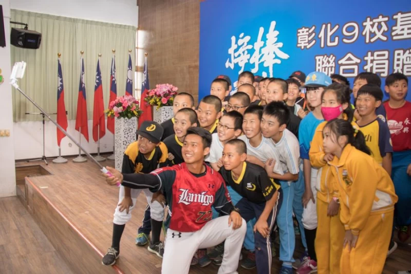 東山國小大學長張煒謙與九校國小球員一同自拍留念。圖/頂新和德文教基金會提供