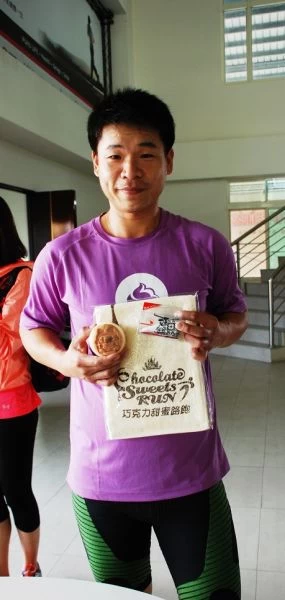 巧克力甜蜜路跑毛巾與救援小英雄波力親善餐廳提供的戚風蛋糕布丁。圖/主辦單位提供