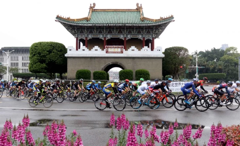 參加國際自由車環台賽第一站的車手行經景福門。林嘉欣／攝影。