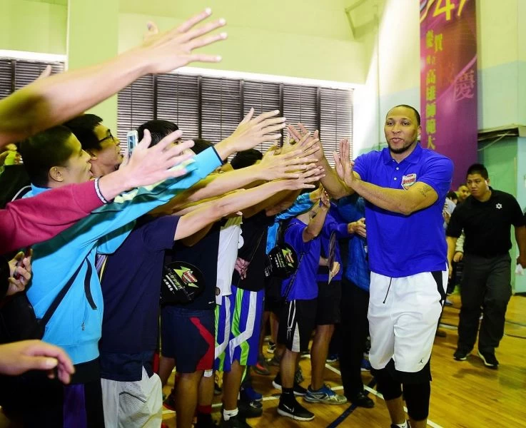 前NBA球星馬里安造訪高雄港都,受到高雄師範大學同學熱情歡迎。(主辦單位提供)