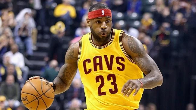 騎士今天不但慘輸馬刺,LeBron James還負傷退場。資料照片