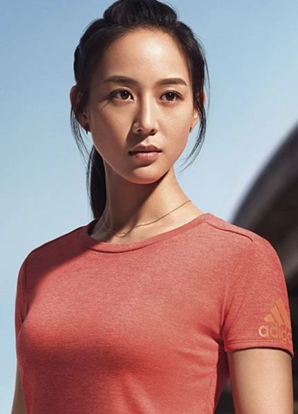 FREELIFT合身剪裁面料順應人體曲線，讓跑者自在伸展不受限，持續邁向卓越。adidas提供