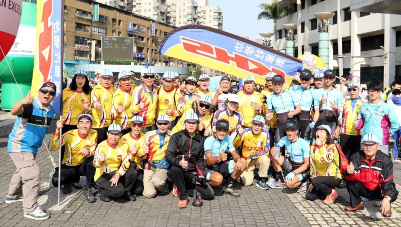 505：KHS功學社單車學校校長謝正寬和桃園博愛隊不老騎士，到場為美國毅百特KHS車隊加油。中華民國自由車協會／提供。