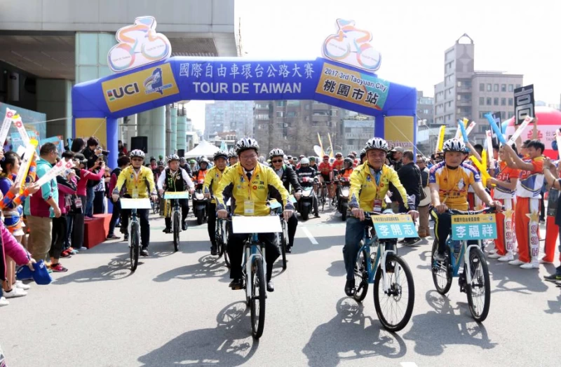 環台賽第三站，由桃園市長鄭文燦領騎。中華民國自由車協會／提供。