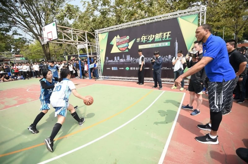以防守見長的前NBA球星馬里安親自指導球員防守技巧,不斷在場邊提醒球員動起來「防守」認真程度不下場上球員(主辦單位提供)