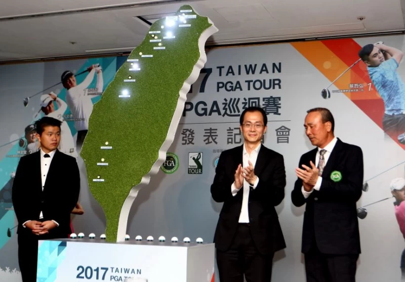 陳志忠理事長(右)和三花總經理施養謙(中)一起按鈕為該站進行揭幕儀式。