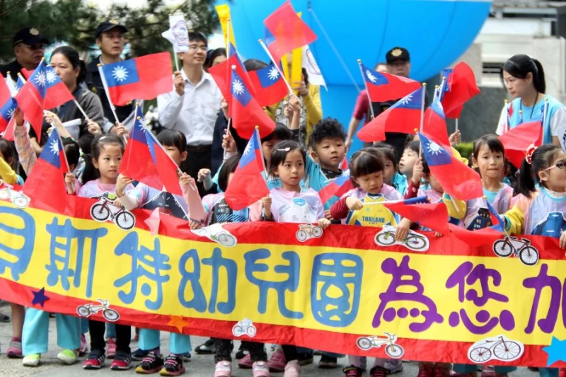 610：國際自由車環台賽第四站，可愛的娃娃兵加油團。中華民國自由車協會／提供。
