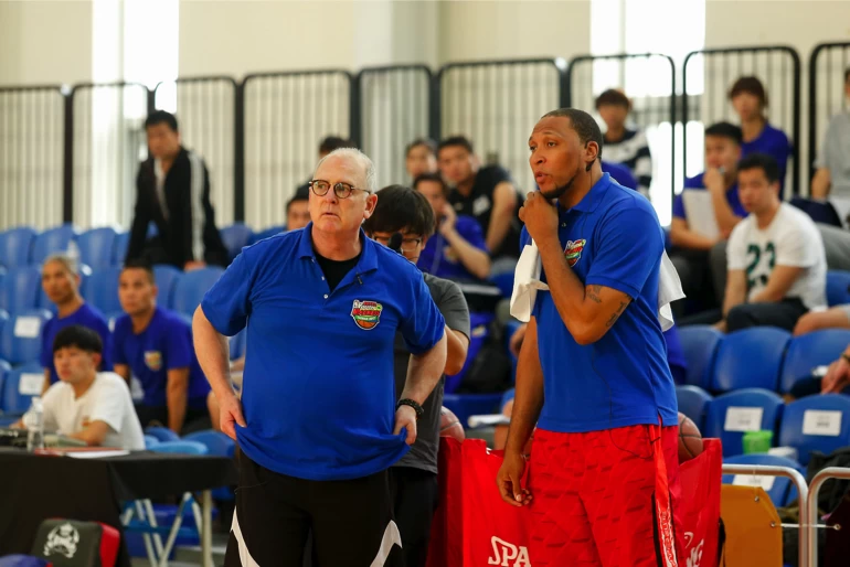 「防守大鎖」馬里安與中國東莞籃球學校及NBA訓練中心技術總監帕瑪分別指導防守與進攻的要領。主辦單位提供