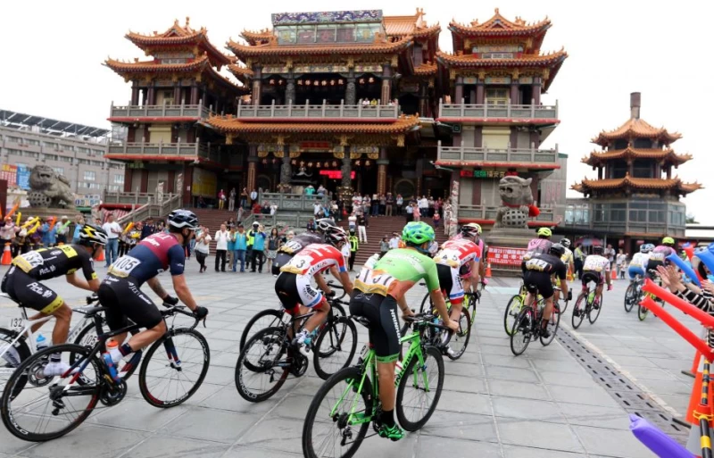 環台賽第五站,車隊行經福安宮。中華民國自由車協會/提供。