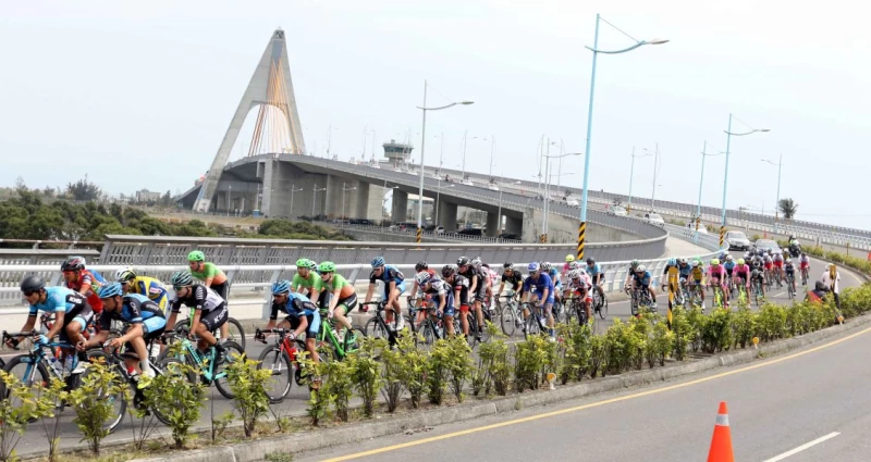 環台賽第五站,車隊行經大鵬灣。中華民國自由車協會/提供。