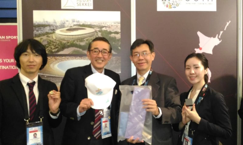 高雄市體育處處長黃煜與日本札幌市的石川敏也局長交換禮物。高雄市政府提供