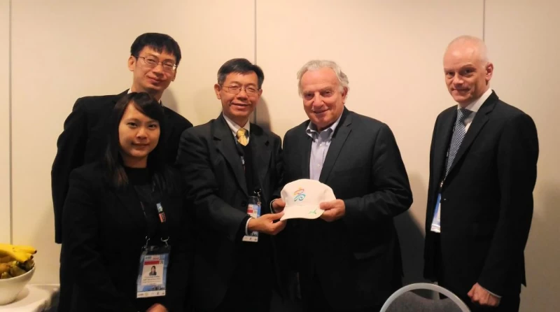 高雄市體育處處長黃煜拜會國際運動聯合會主席法蘭賽西科·李奇·畢蒂(右二)及執行長尼斯·哈特。高雄市政府提供