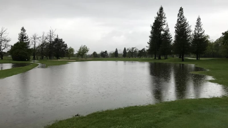 連夜大雨導致球道與沙坑積水,大會取消首回合。