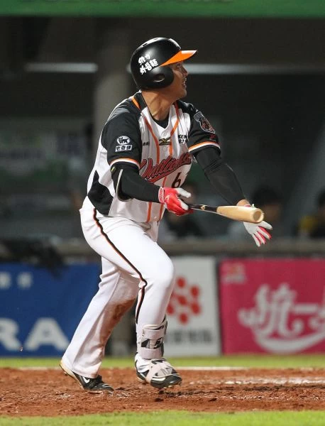 朱元勤敲出再見安打,幫助獅隊在延長賽中勝出。圖/李天助攝