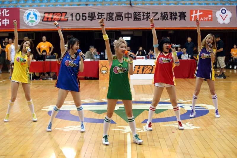 天氣女孩在HBL乙級決賽現場表演,人氣超旺。快樂電視提供