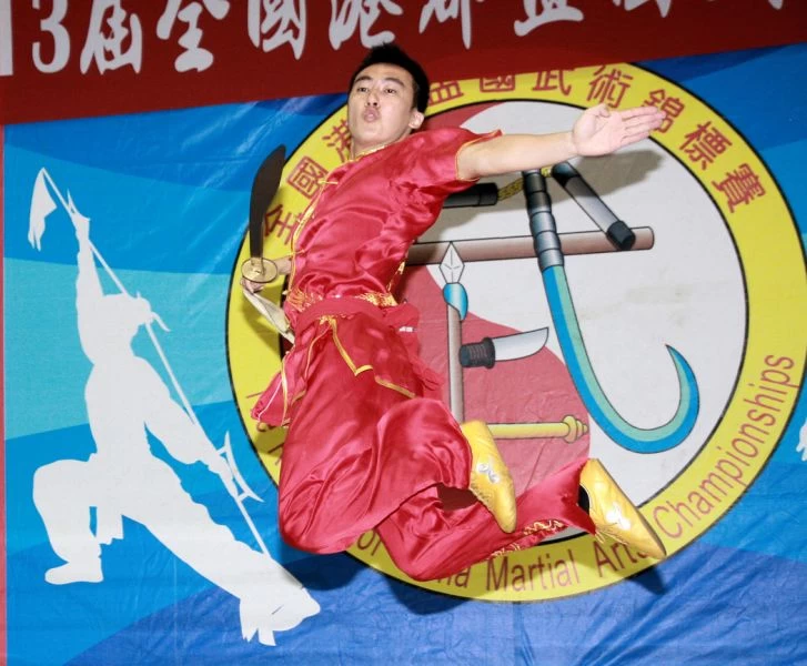 專精南、北派拳術黃芃瑋,以自選刀術進行亞運套術示範。高雄市政府提供