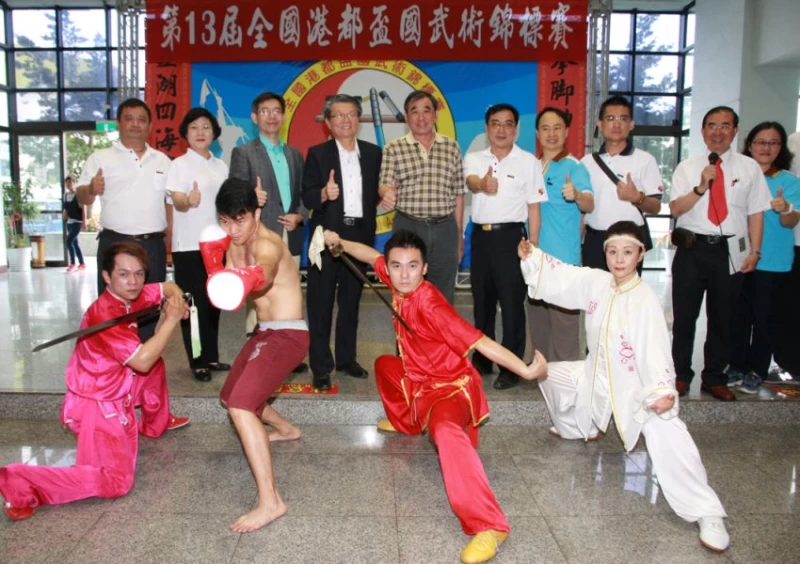 第13屆全國港都盃國武術錦標賽前記者會活動,與會來賓和現場武術好手合影。高雄市政府提供