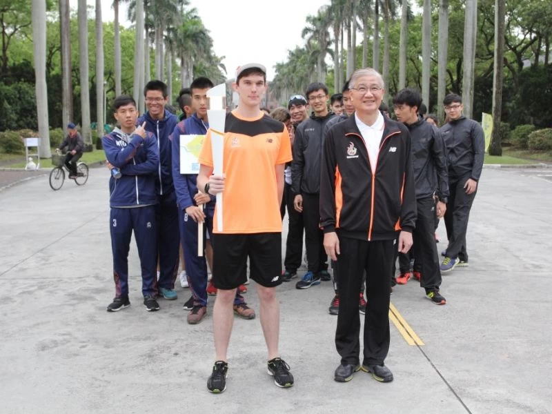臺灣大學楊泮池校長與全大運聖火隊代表。(名衍行銷提供)